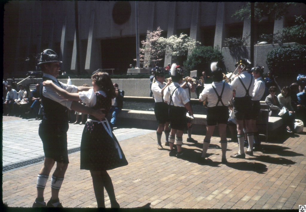 1981 04 15 Mini Mall 05.jpg